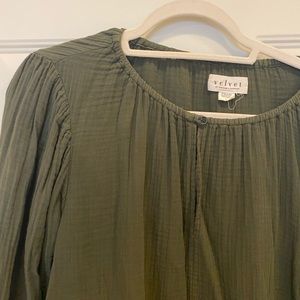 Beautiful cotton blouse with nice collar detail. Very comfortable.